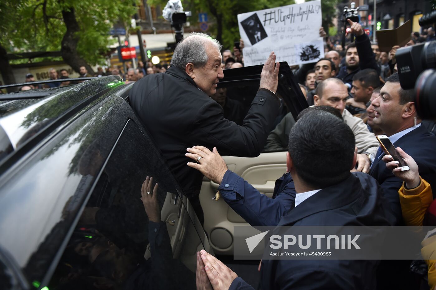 Armenia's Presdient Armen Sarisyan meets with protesters' leader Nikol Pashinyan