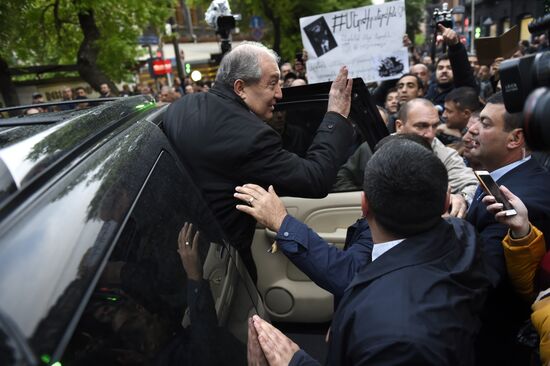 Armenia's Presdient Armen Sarisyan meets with protesters' leader Nikol Pashinyan