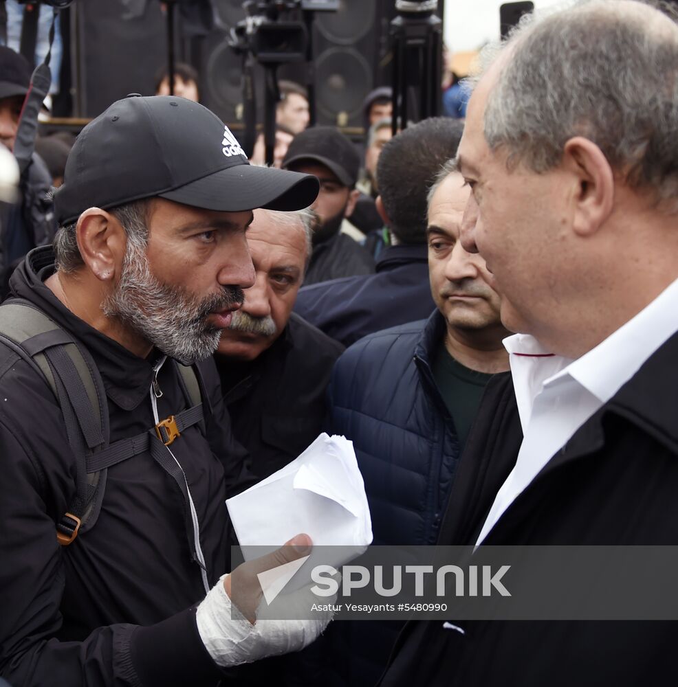 Armenia's Presdient Armen Sarisyan meets with protesters' leader Nikol Pashinyan