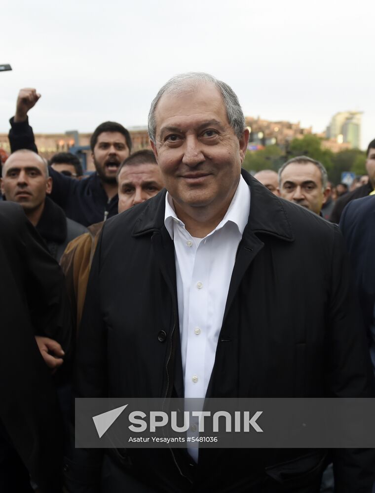 Armenia's Presdient Armen Sarisyan meets with protesters' leader Nikol Pashinyan