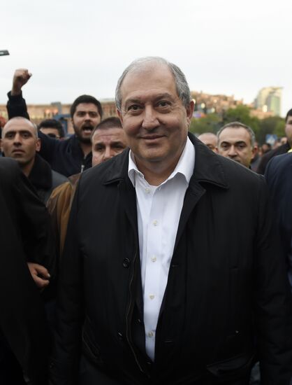 Armenia's Presdient Armen Sarisyan meets with protesters' leader Nikol Pashinyan