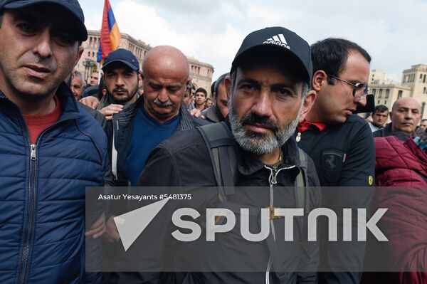 Armenian Prime Minister Serzh Sargsyan meets with opposition leader Nikol Pashinyan