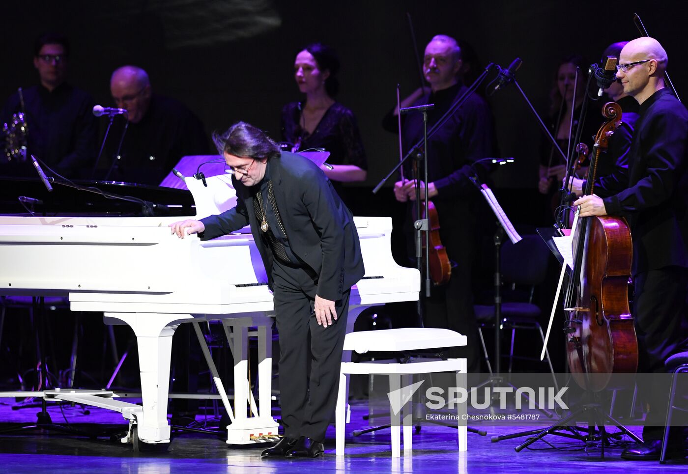 Performance by Yury Bashmet, Konstantin Khabensky and Moscow Virtuosi Chamber Orchestra