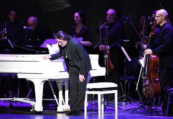 Performance by Yury Bashmet, Konstantin Khabensky and Moscow Virtuosi Chamber Orchestra