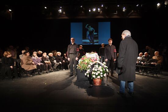 Paying last respects to actress Nina Doroshina