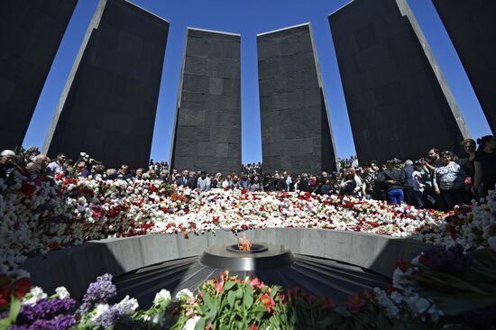 Laying flowers in Yerevan in memory of Armenian Genocide victims