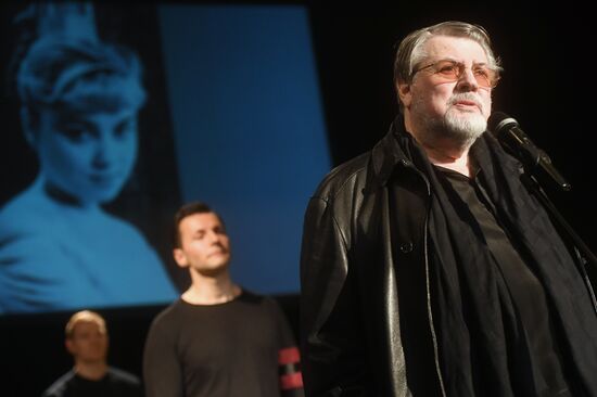 Paying last respects to actress Nina Doroshina