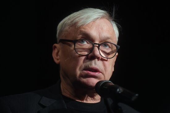 Paying last respects to actress Nina Doroshina