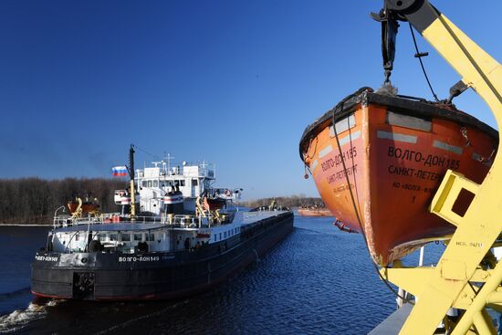 Opening Verkhnyaya Volga River for navigation