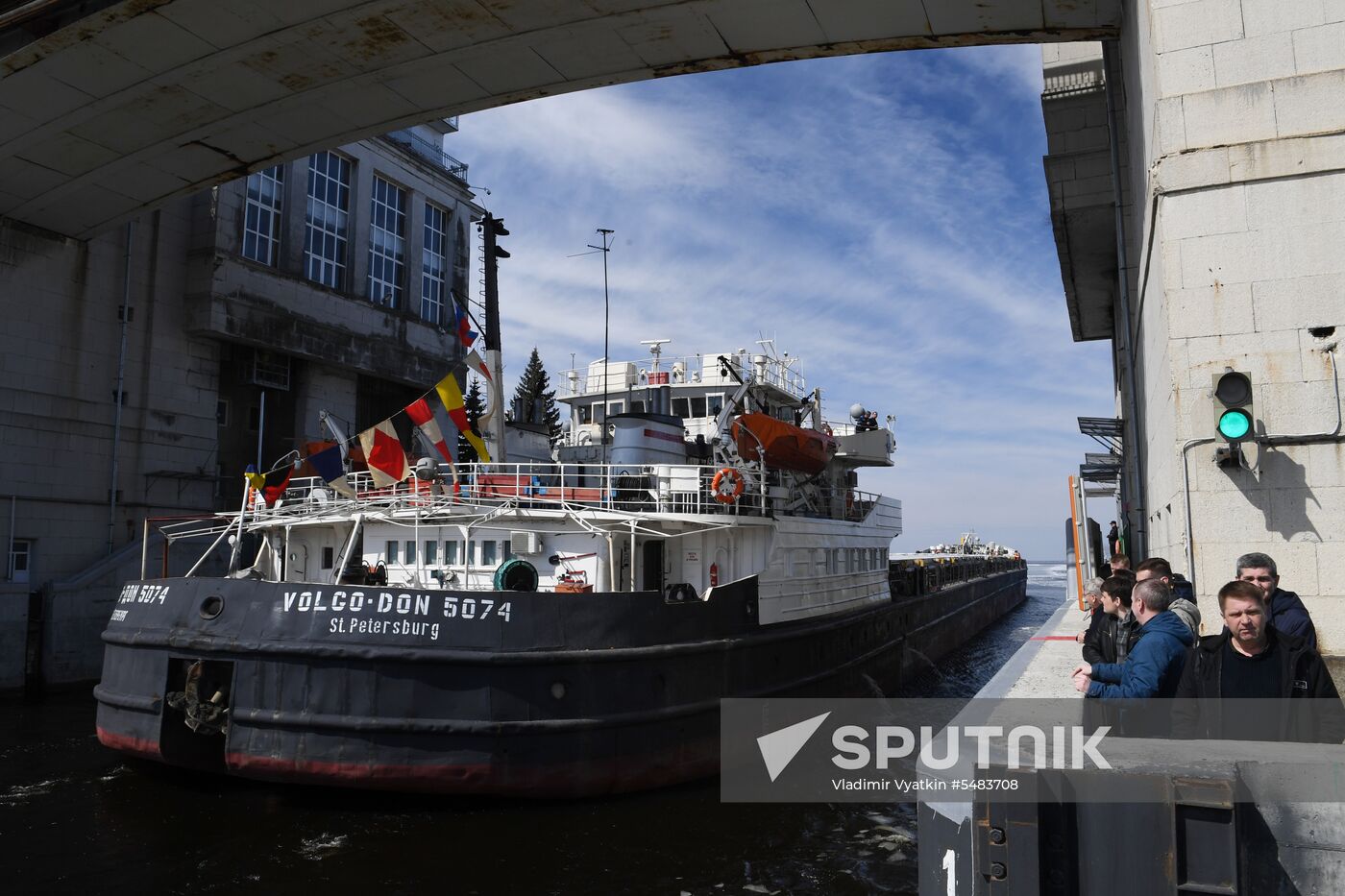 Opening Verkhnyaya Volga River for navigation