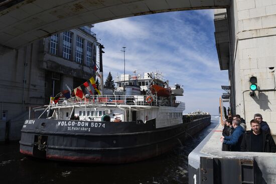 Opening Verkhnyaya Volga River for navigation
