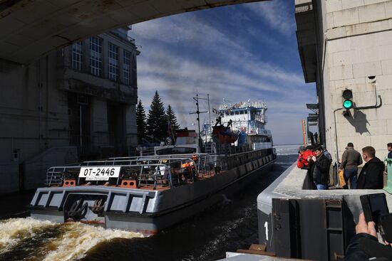 Opening Verkhnyaya Volga River for navigation