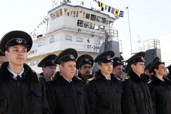 Opening Verkhnyaya Volga River for navigation