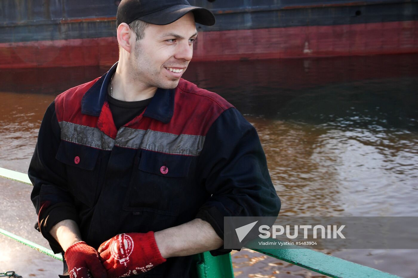 Opening Verkhnyaya Volga River for navigation