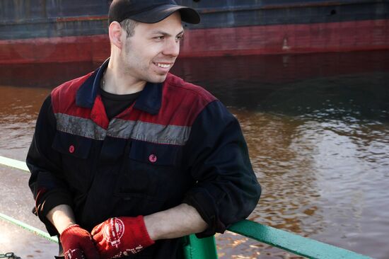 Opening Verkhnyaya Volga River for navigation