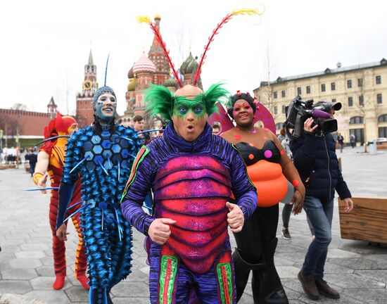 Cirque du Soleil performers open summer season in Zaryadye Park