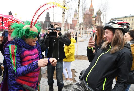 Cirque du Soleil performers open summer season in Zaryadye Park
