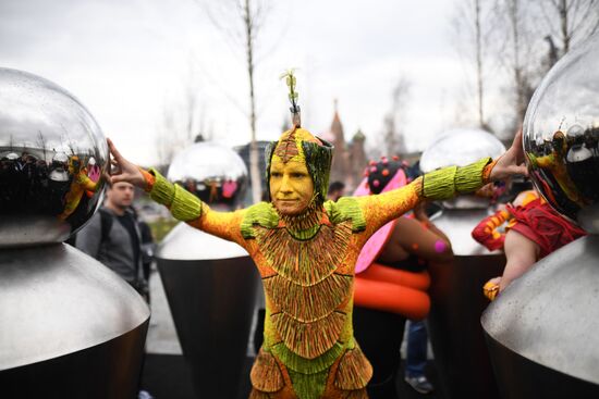 Cirque du Soleil performers open summer season in Zaryadye Park