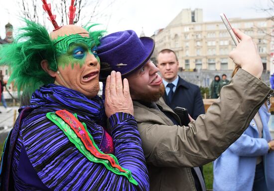 Cirque du Soleil performers open summer season in Zaryadye Park