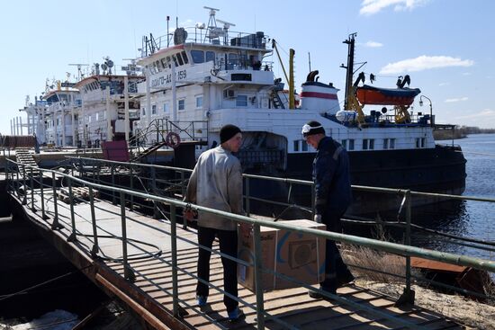 Opening Verkhnyaya Volga River for navigation