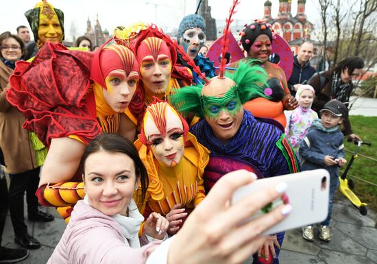 Cirque du Soleil performers open summer season in Zaryadye Park