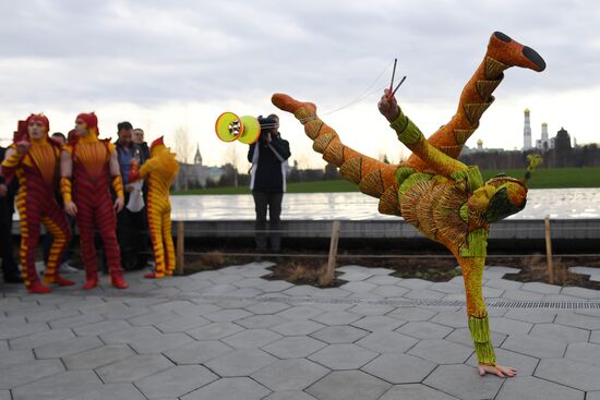 Cirque du Soleil performers open summer season in Zaryadye Park