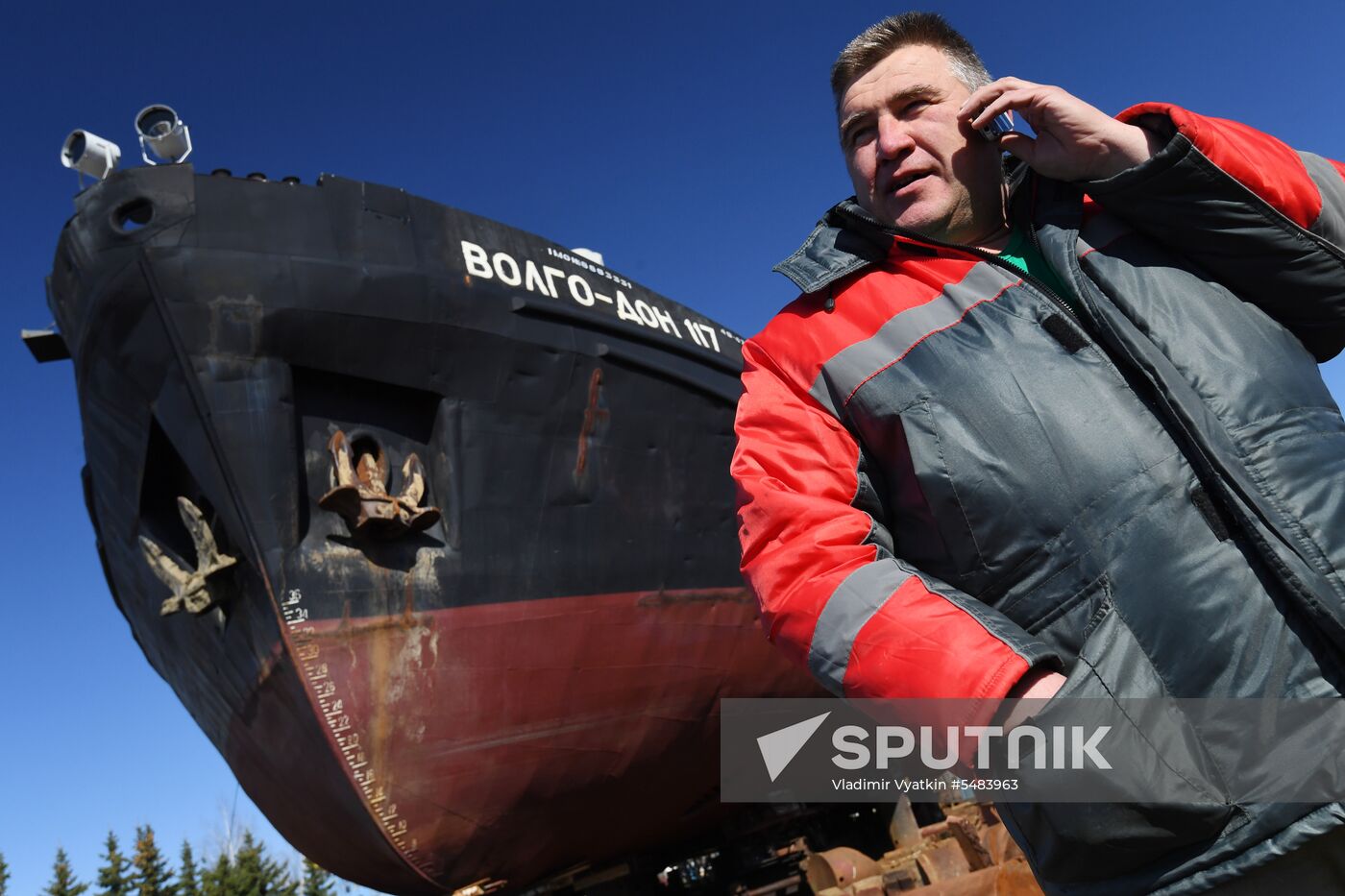 Opening Verkhnyaya Volga River for navigation