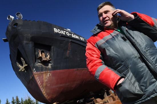 Opening Verkhnyaya Volga River for navigation