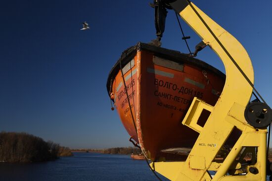 Opening Verkhnyaya Volga River for navigation