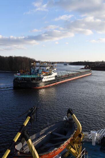 Opening Verkhnyaya Volga River for navigation