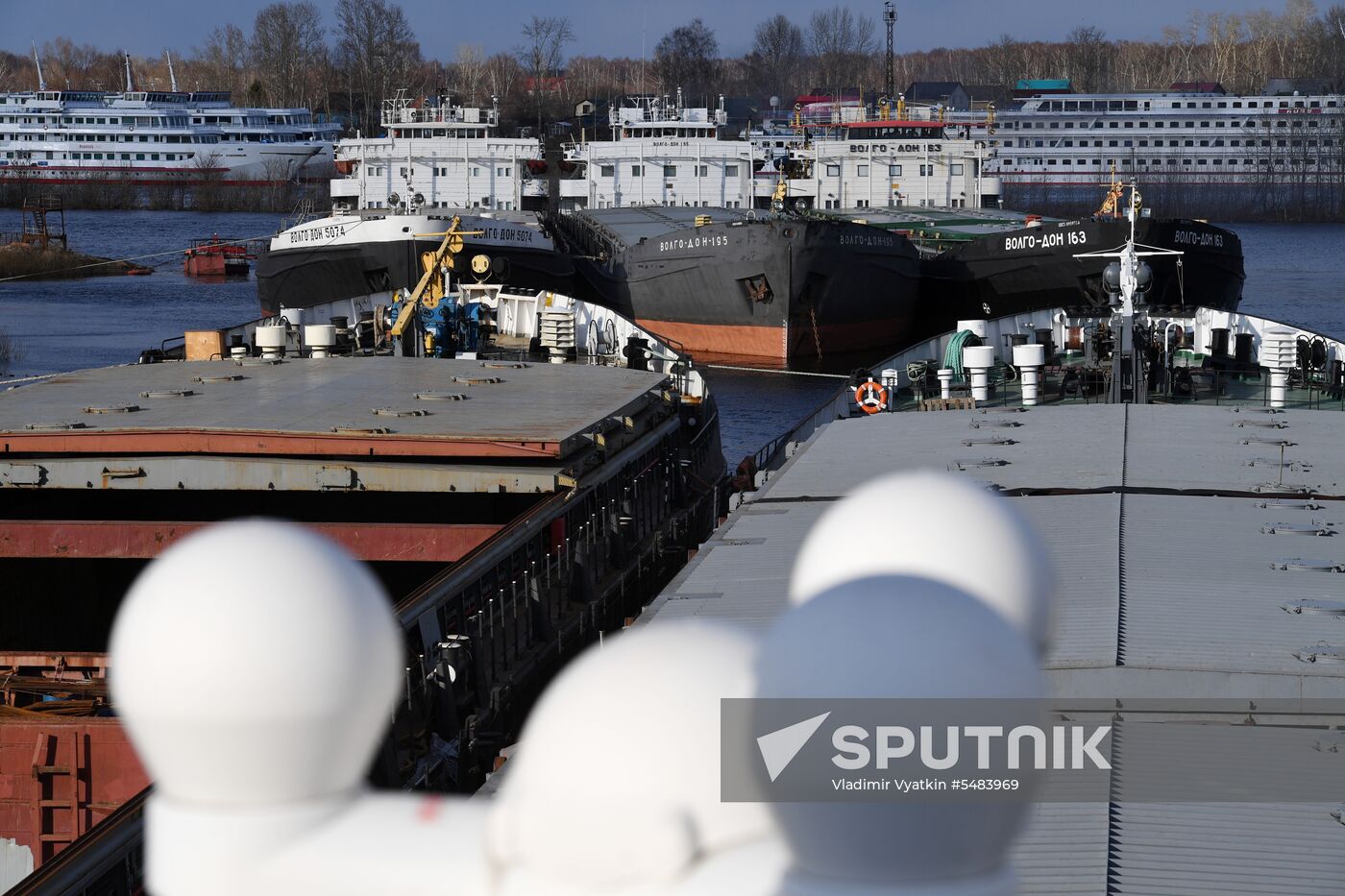 Opening Verkhnyaya Volga River for navigation