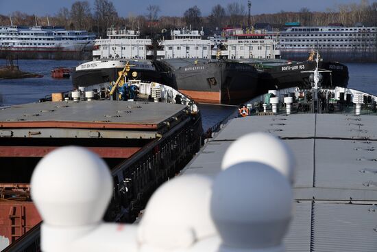 Opening Verkhnyaya Volga River for navigation
