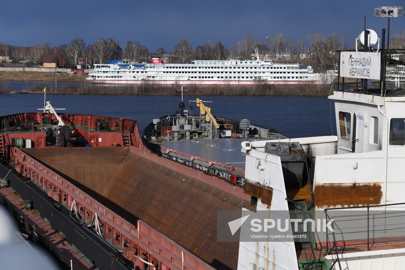 Opening Verkhnyaya Volga River for navigation