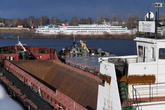 Opening Verkhnyaya Volga River for navigation