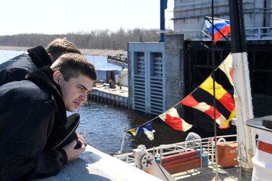 Opening Verkhnyaya Volga River for navigation