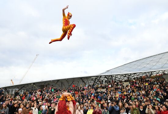 Cirque du Soleil performers open summer season in Zaryadye Park