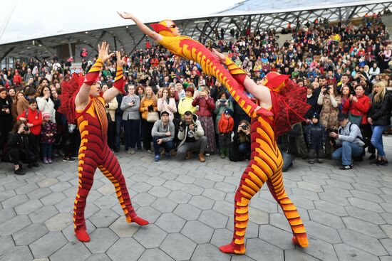 Cirque du Soleil performers open summer season in Zaryadye Park