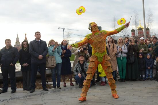 Cirque du Soleil performers open summer season in Zaryadye Park