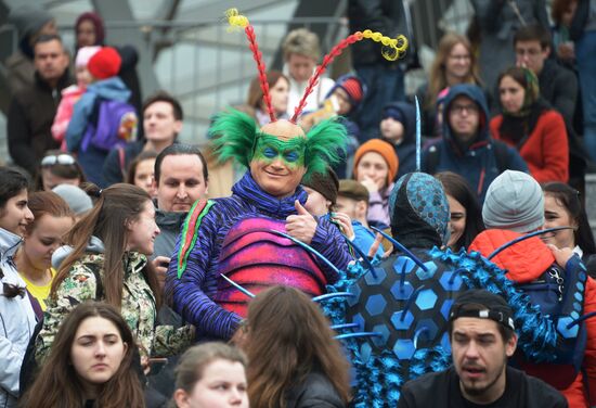 Cirque du Soleil performers open summer season in Zaryadye Park