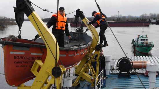 Opening Verkhnyaya Volga River for navigation