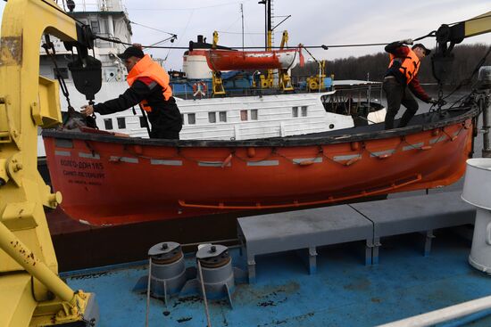 Opening Verkhnyaya Volga River for navigation
