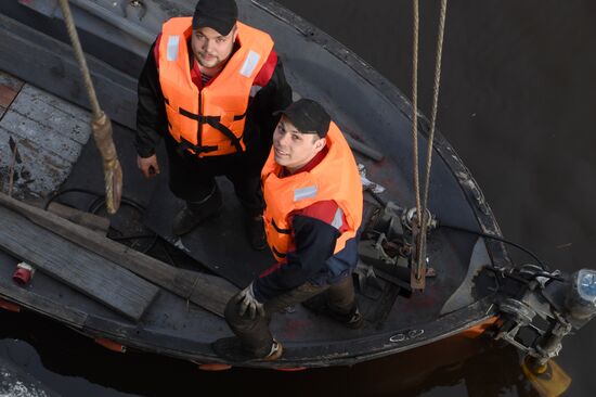 Opening Verkhnyaya Volga River for navigation