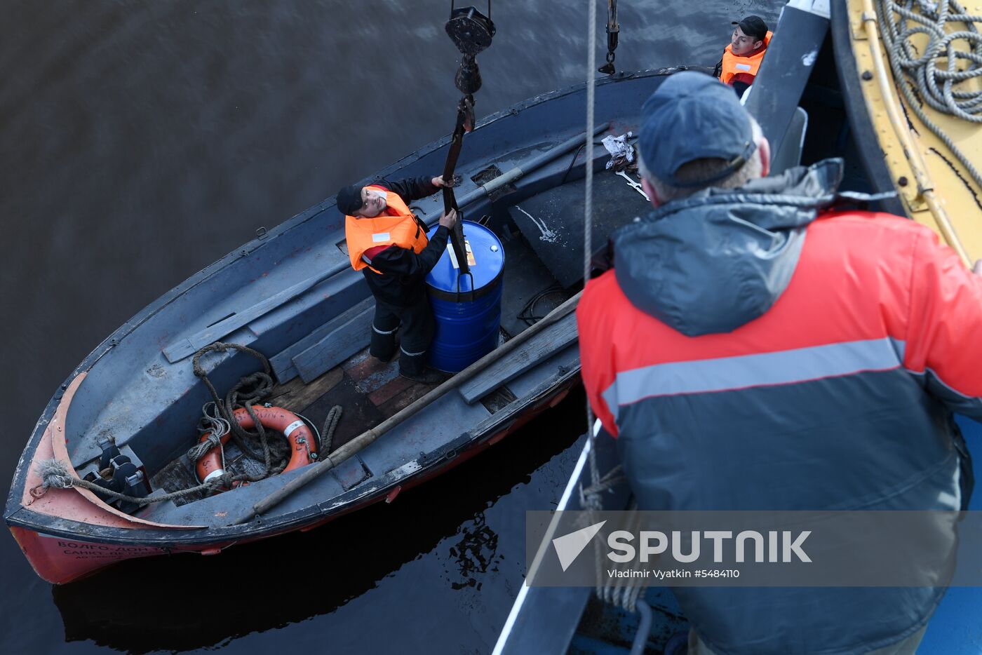 Opening Verkhnyaya Volga River for navigation