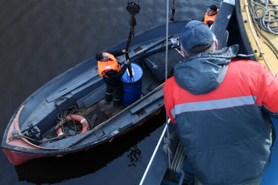 Opening Verkhnyaya Volga River for navigation
