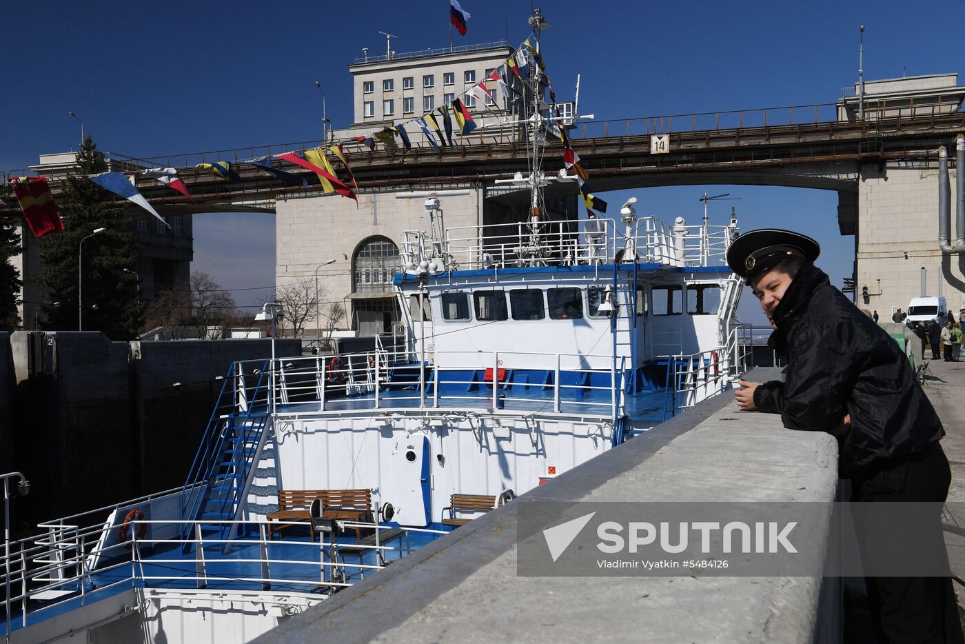 Opening Verkhnyaya Volga River for navigation