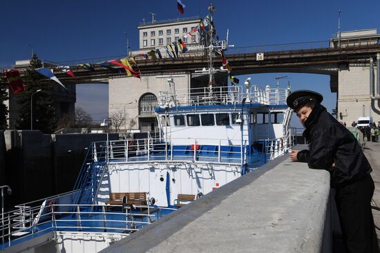 Opening Verkhnyaya Volga River for navigation