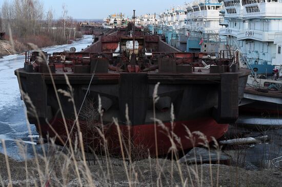 Opening Verkhnyaya Volga River for navigation