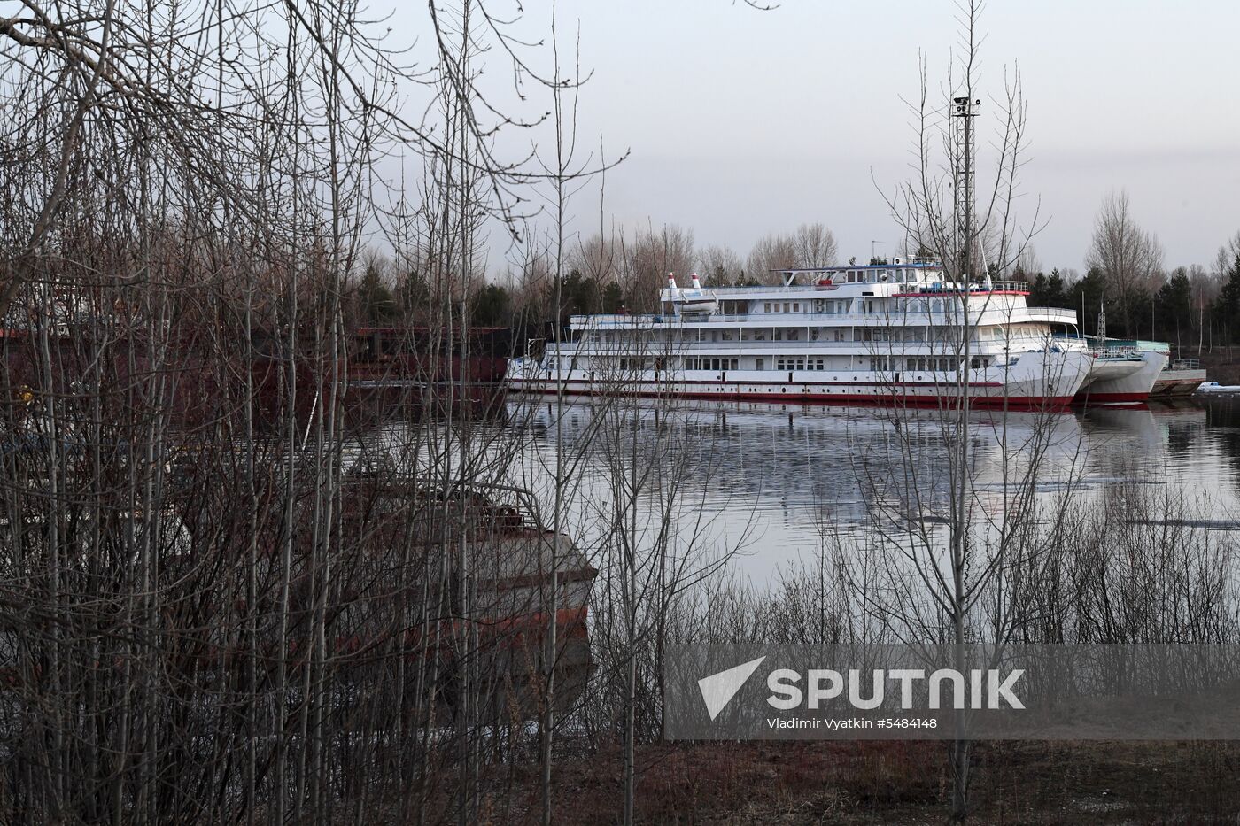 Opening Verkhnyaya Volga River for navigation