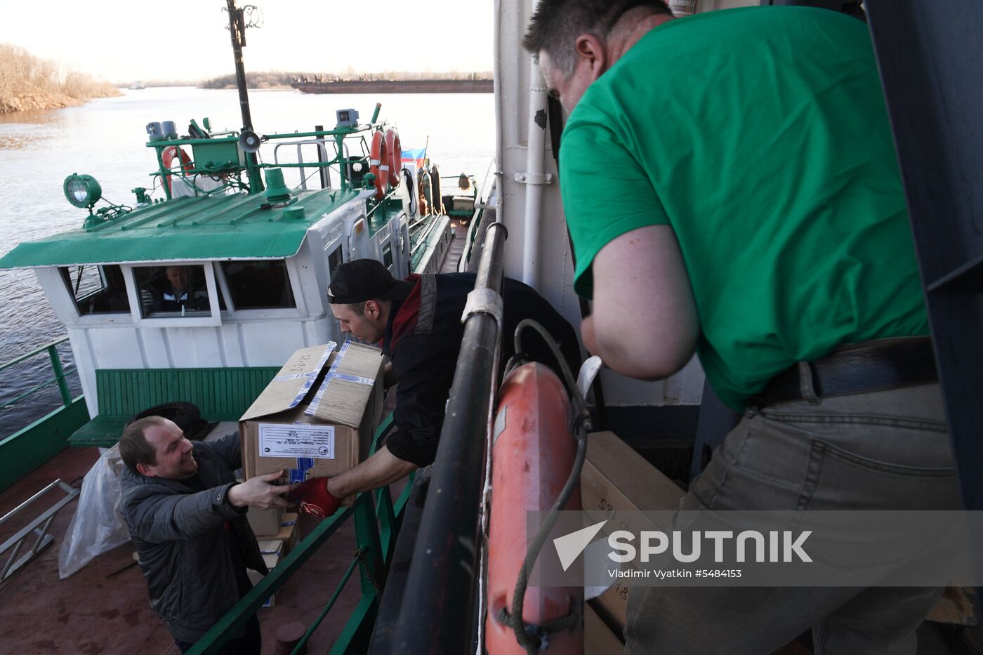 Opening Verkhnyaya Volga River for navigation