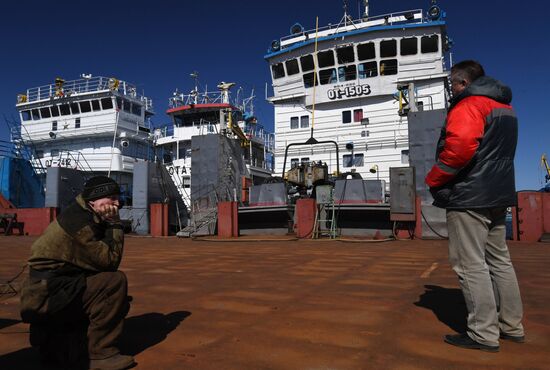 Opening Verkhnyaya Volga River for navigation